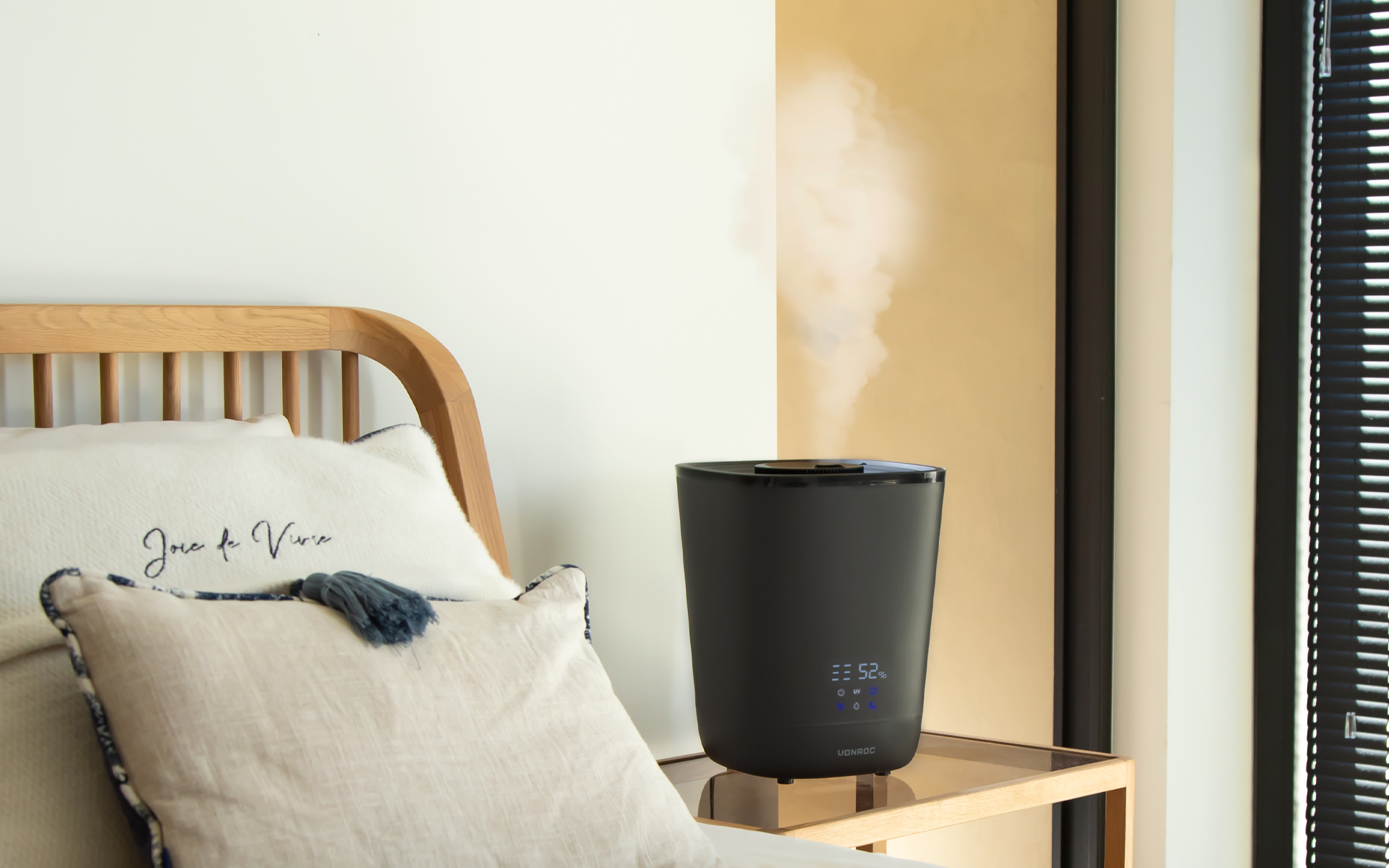 Humidificador Vonroc en el dormitorio para una humedad saludable en el hogar
